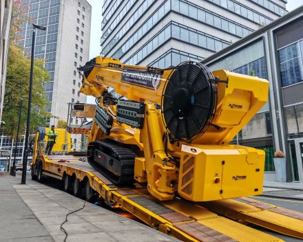 Unloading 54m Tracked Spider