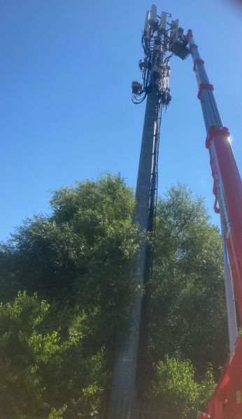 Teupen Leo 30T Plus out on a Telecoms job in the sunshine.